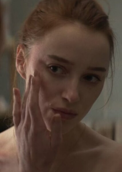 Phoebe Dynevor photo