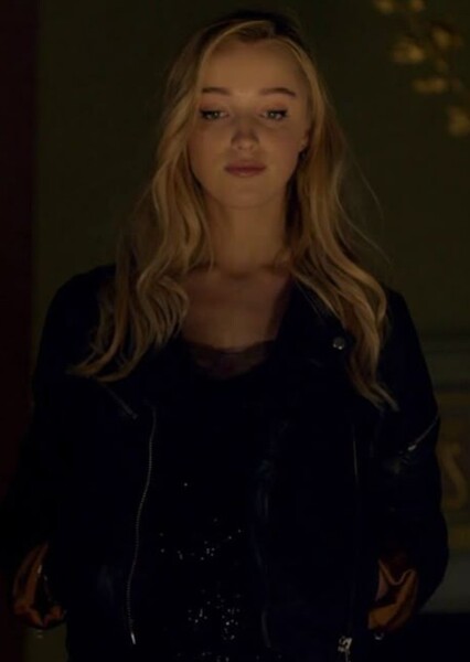 Phoebe Dynevor photo