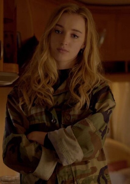 Phoebe Dynevor photo