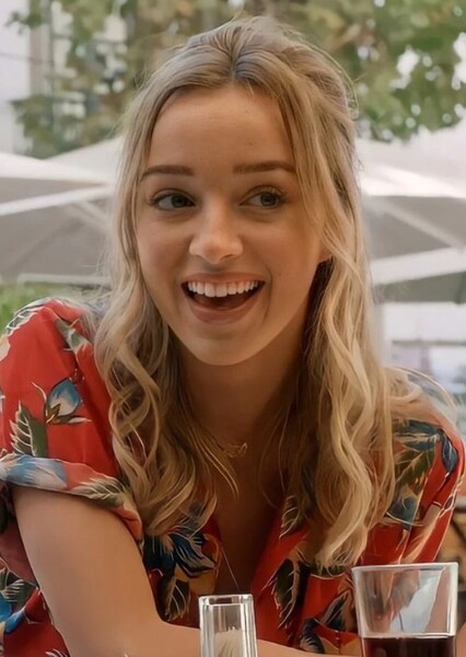 Phoebe Dynevor photo