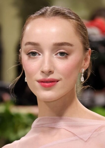 Phoebe Dynevor photo