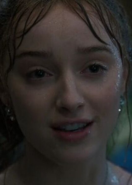 Phoebe Dynevor photo
