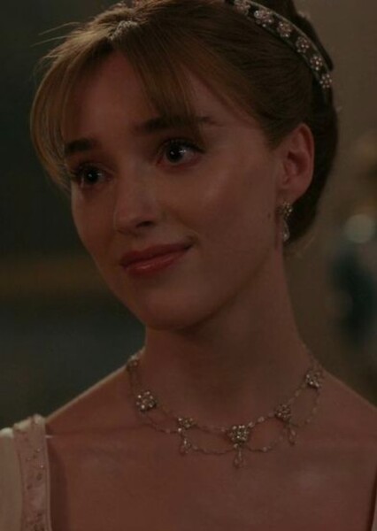 Phoebe Dynevor photo