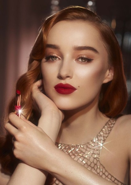 Phoebe Dynevor photo