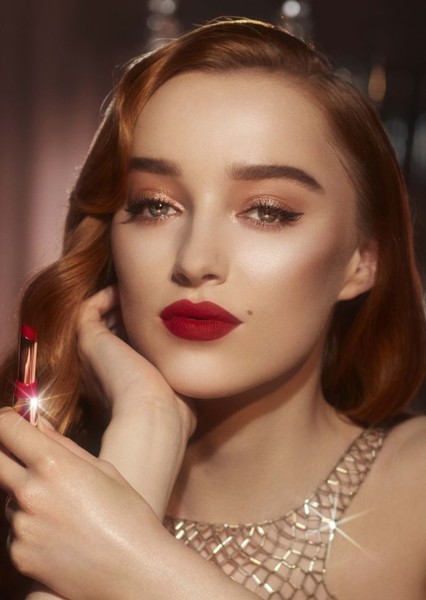 Phoebe Dynevor photo