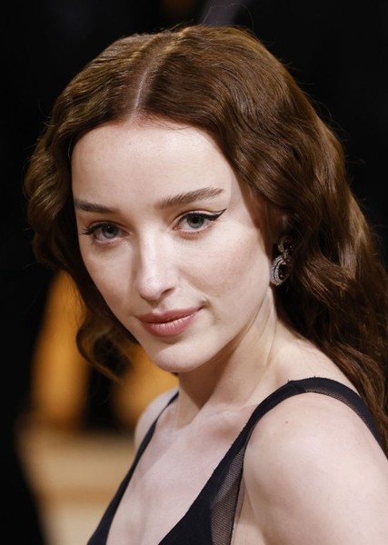 Phoebe Dynevor photo