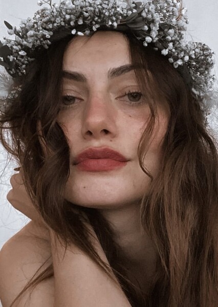 Phoebe Tonkin photo
