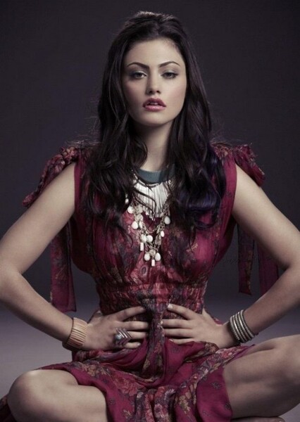 Phoebe Tonkin photo