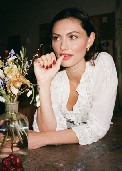 Phoebe Tonkin photo