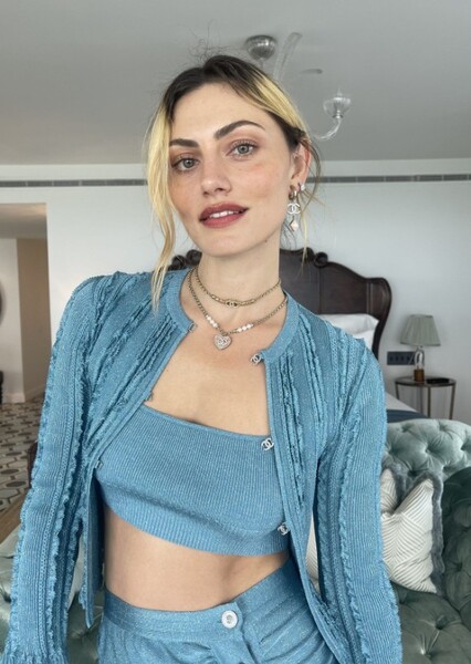 Phoebe Tonkin photo