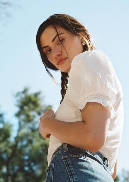 Phoebe Tonkin photo