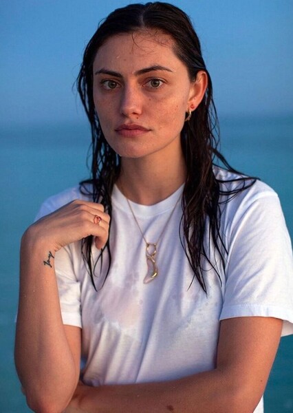Phoebe Tonkin photo