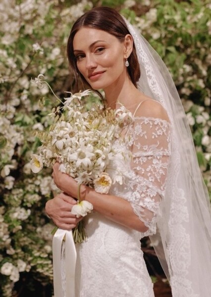 Phoebe Tonkin photo