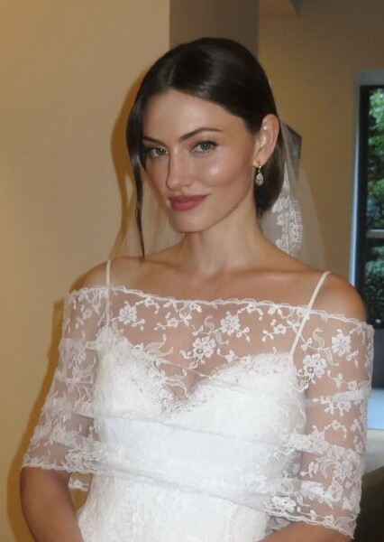 Phoebe Tonkin photo