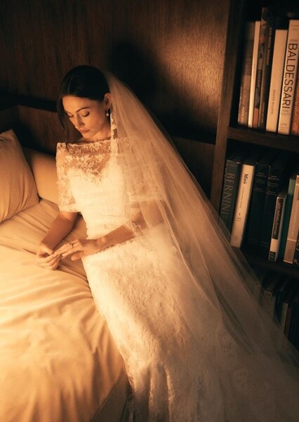 Phoebe Tonkin photo