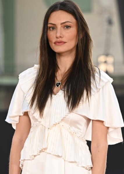 Phoebe Tonkin photo