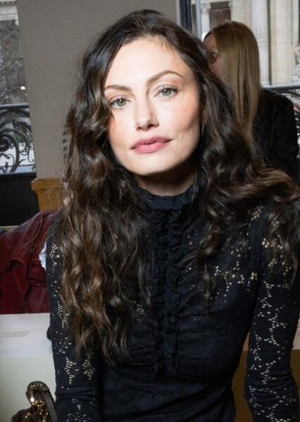 Phoebe Tonkin photo