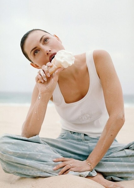 Phoebe Tonkin photo