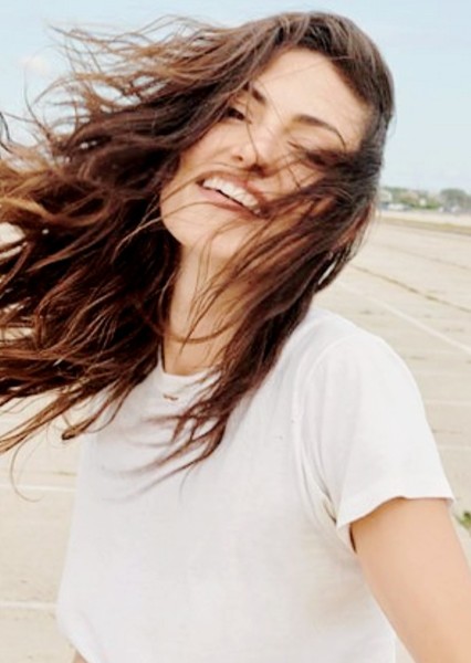 Phoebe Tonkin photo