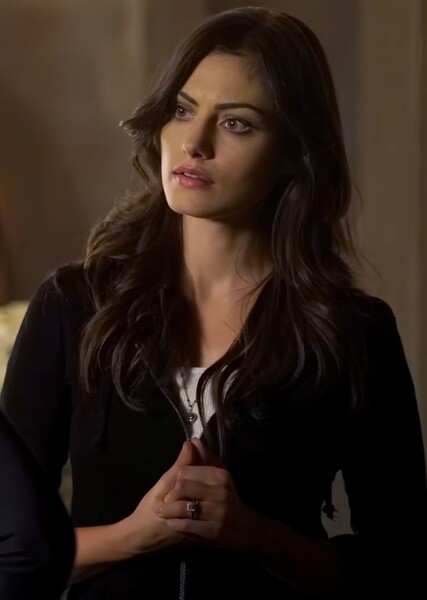 Phoebe Tonkin photo