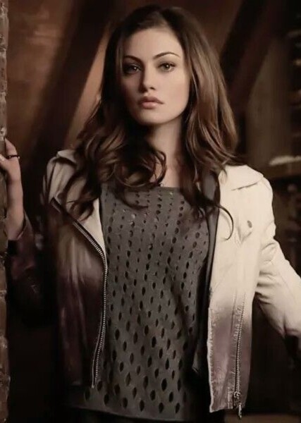 Phoebe Tonkin photo