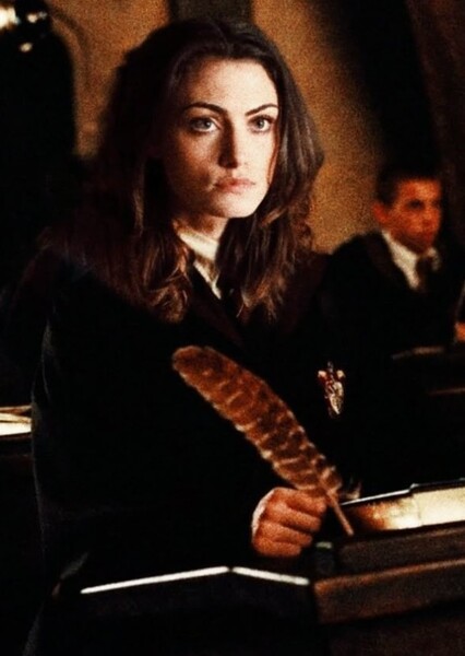 Phoebe Tonkin photo