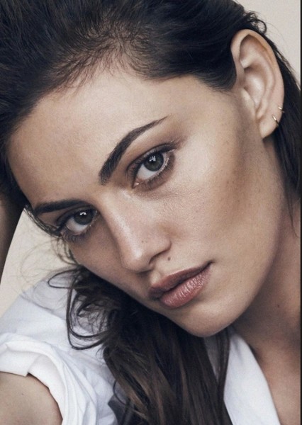 Phoebe Tonkin photo