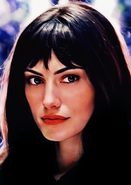 Phoebe Tonkin photo