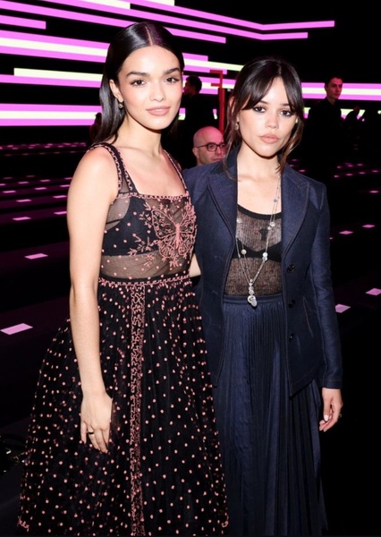 Rachel Zegler and Jenna Ortega photo