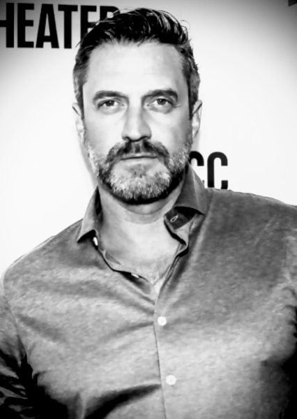 Raúl Esparza photo