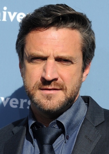 Raúl Esparza photo
