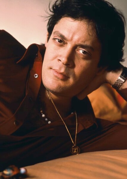 Raúl Juliá photo