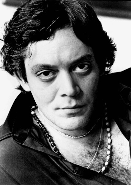Raúl Juliá photo