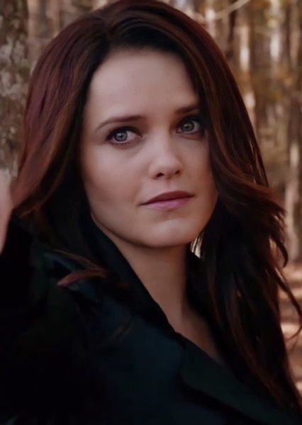 Rebecca Breeds photo