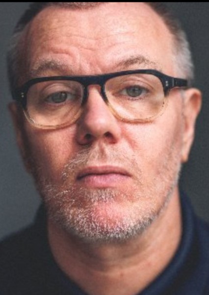 Ricci Harnett photo