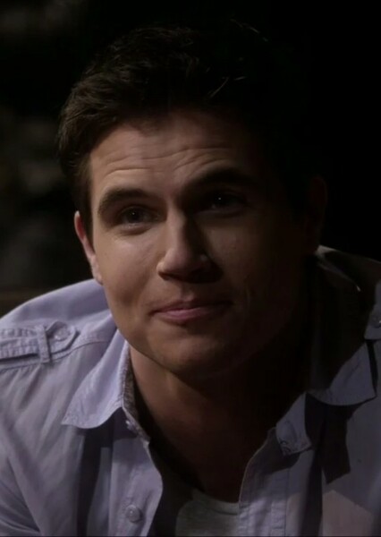 Robbie Amell photo