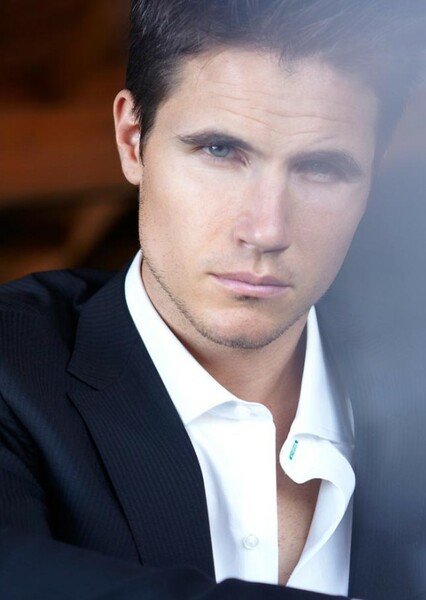 Robbie Amell photo