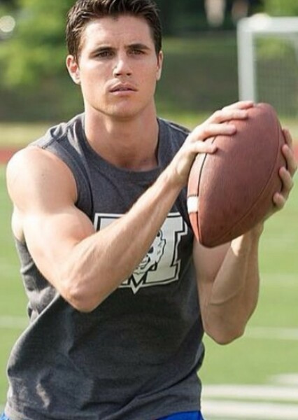 Robbie Amell photo