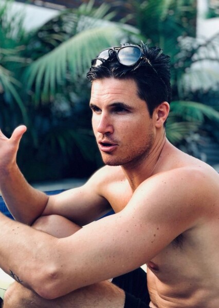 Robbie Amell photo