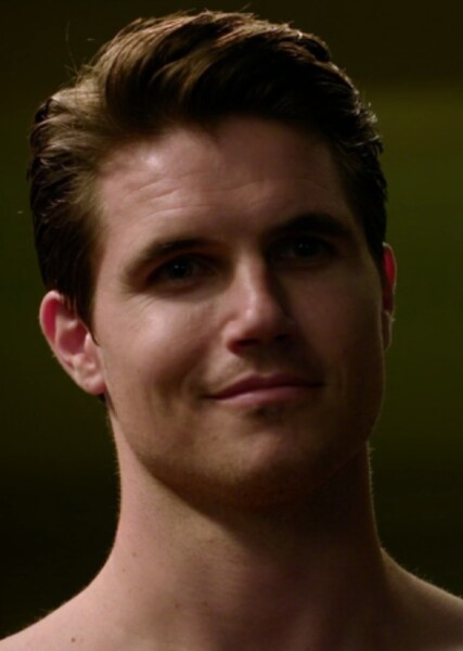 Robbie Amell photo