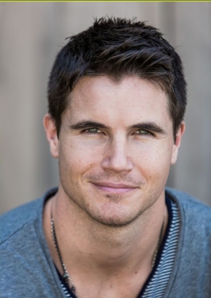 Robbie Amell photo