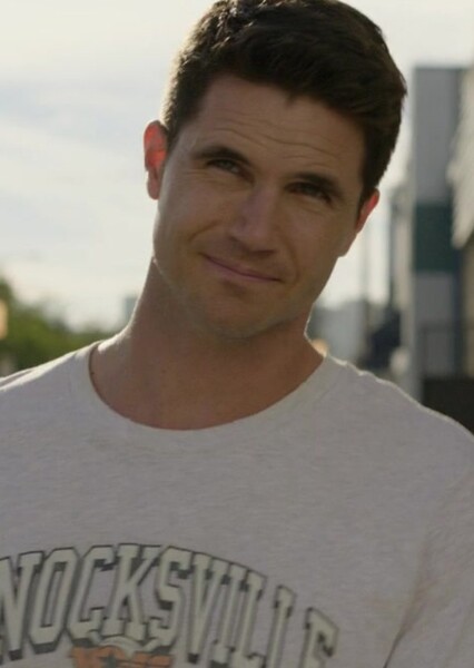 Robbie Amell photo