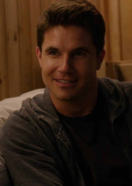 Robbie Amell photo