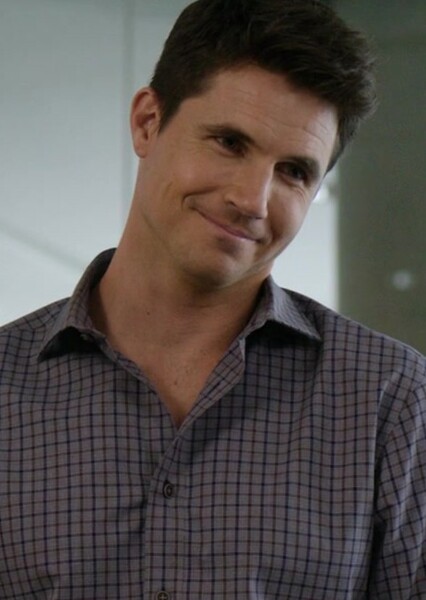 Robbie Amell photo