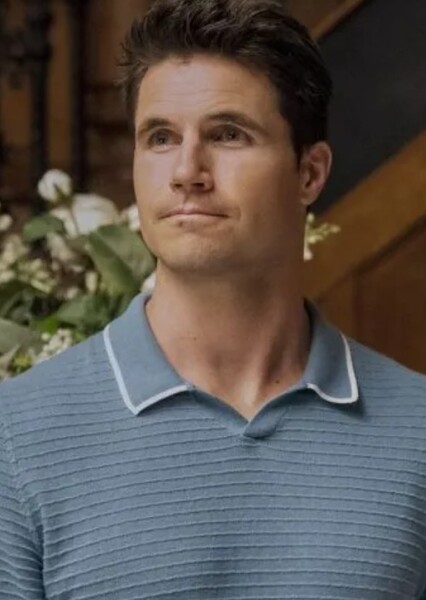 Robbie Amell photo