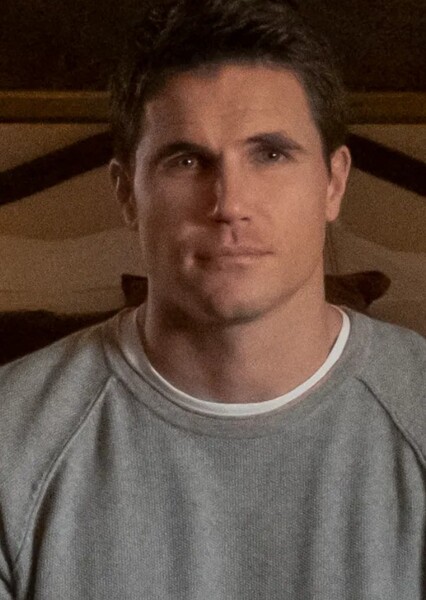 Robbie Amell photo