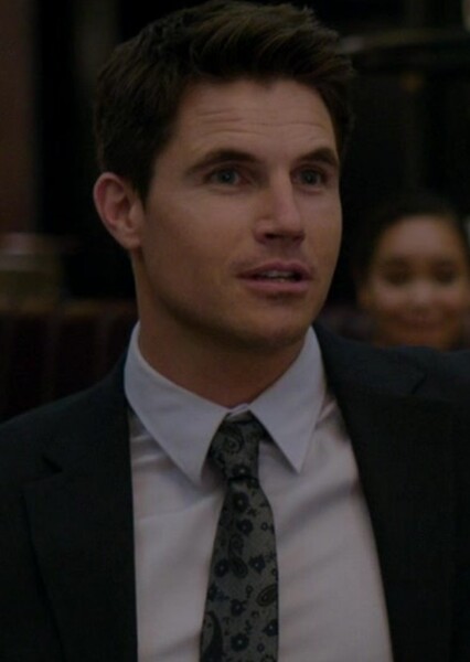 Robbie Amell photo