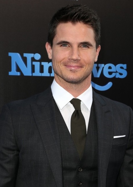 Robbie Amell photo