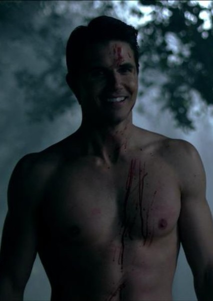 Robbie Amell photo