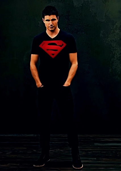 Robbie Amell photo